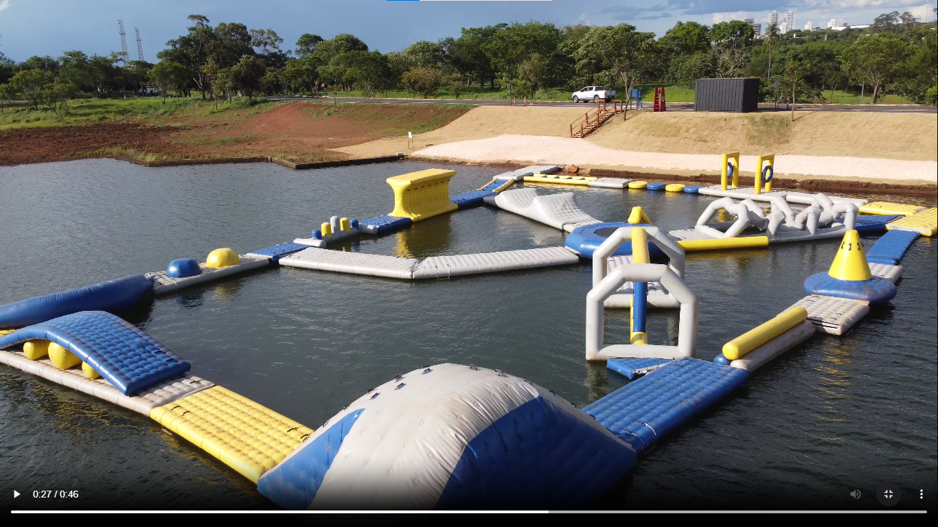 Parque aquático inflável no lago esportivo do Itororó