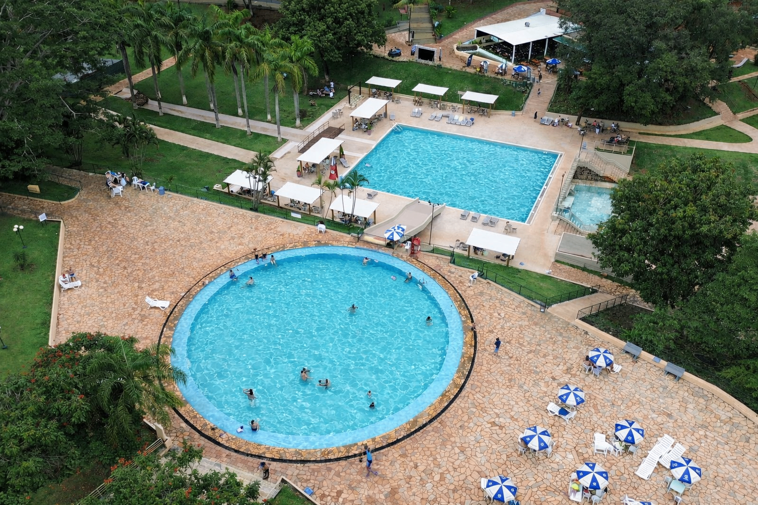 Área de lazer familiar com piscinas no Itororó Park Club em Uberlândia