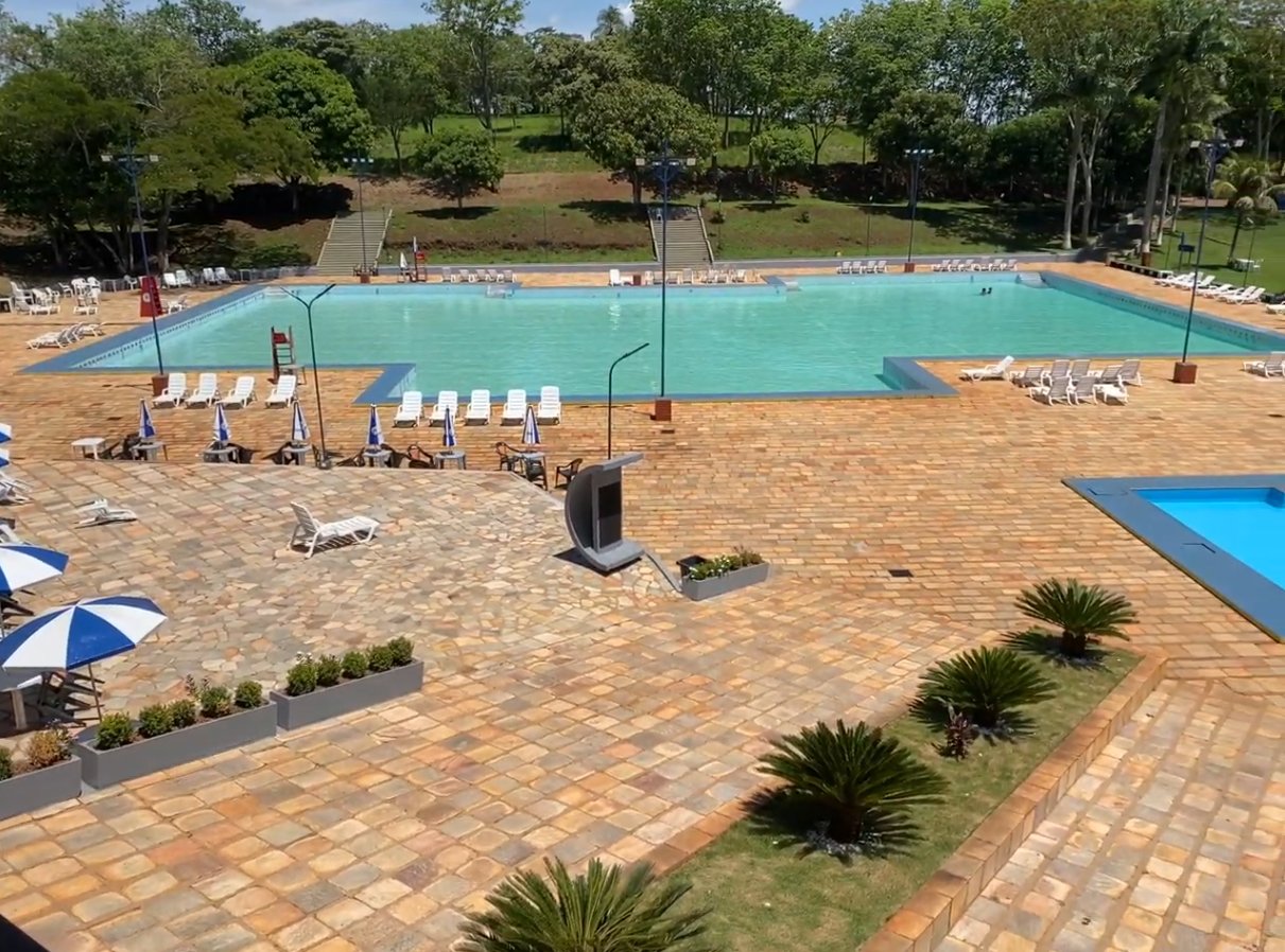 Piscina olímpica do Itororó Park Club com deck e área de descanso